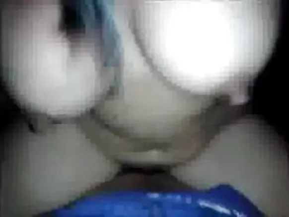 प्रवासी भारतीय लड़की कराहते अपने प्रेमी के साथ सेक्स करते हुए