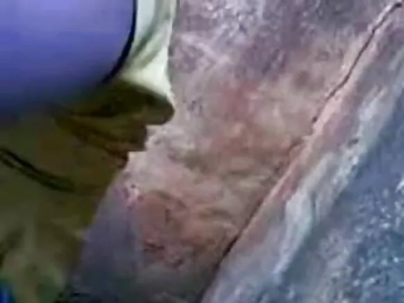 एगो भारतीय आदमी एगो खूबसूरत वीडियो में आपन सेक्सी छवि के उजागर करत बा