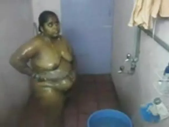 दक्षिण भारतीय देसी चाची चाची सेक्सी वीडियो फिल्म देख स्नान करती