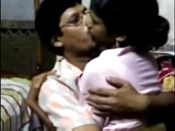 दक्षिण भारतीय सिर होटल में अपनी नौकरानी के साथ मज़ा लेता सेक्सी फिल्म सनी लियोन का मोबाइल