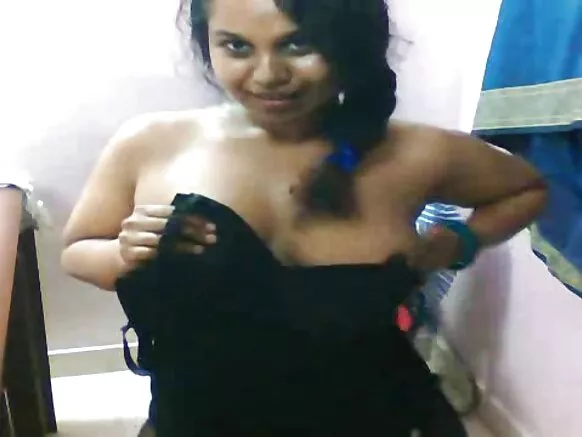 भारतीय संचिका लिली भोजपुरी कैमरा के सामने आपन सेक्सी बूब्स आ गांड देखावत बाड़ी