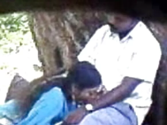 भारतीय सेक्सी फिल्म पार्क में मुर्गा चूसने