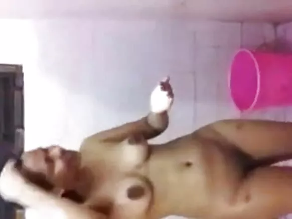 सुंदर भारतीय लड़की बाथरूम तमिल में एगो दोस्त तमिल के संगे आपन अविश्वसनीय सेक्सी फिल्म देखावत बिया