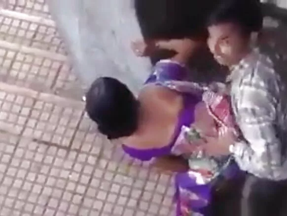 सार्वजनिक तौर प पकड़ल गईल भारतीय जोड़ा अपना प्रेमी के सेक्सी फिल्म भेजलस, जवन कि सार्वजनिक तौर प फंस गईल