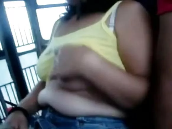 पब्लिक बस.. रुक-रुक के.. हिंदी पब्लिक स्तन नोविओ सेक्सी स्तन बिल्ली डालता