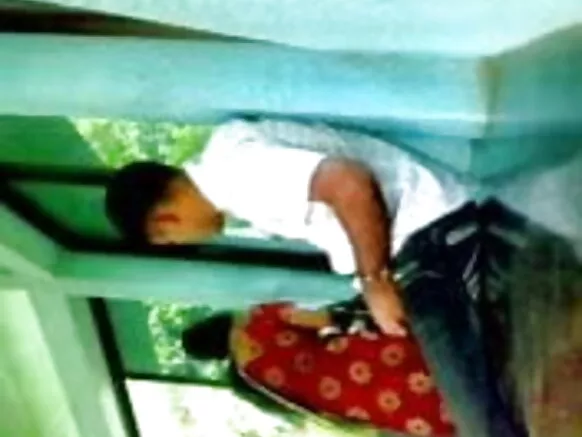 मुस्लिम बांग्लादेशी फरजाना अपना प्रेमी के चुपके से चोदत बाड़ी