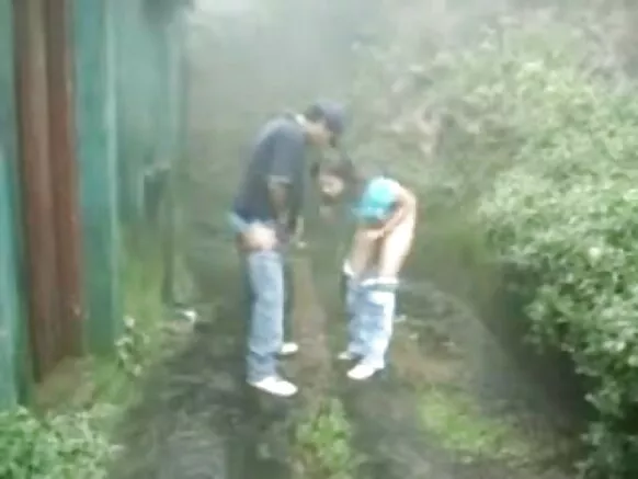 बारिश में कमबख्त ब्रिटिश भारतीय जोड़ी hindi movie video ब्रिटिश जोड़ी ला कोलिना के स्टेशन पर हमला