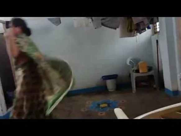 भारतीय छवि सेक्सी चाची पहनने के दौरान ड्रेस के नीचे फंस गई