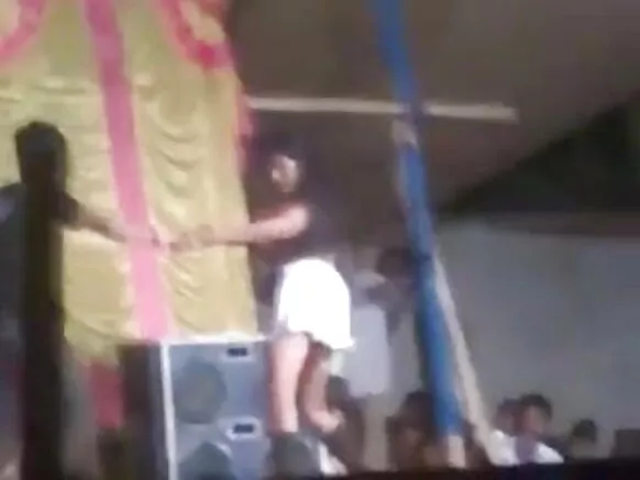 भारतीय लड़की एगो सार्वजनिक सेक्सी छवि पर नंगा स्ट्रिपटीज देखावत बिया