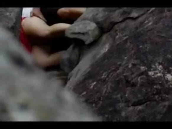 Goa salman ki sexy movie गोवा के समुद्र तट चट्टान के पीछे छिपल बा।