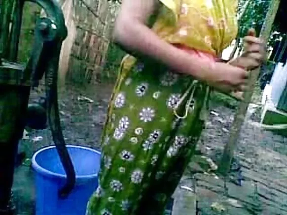 बांग्ला देसी अनवर्गनफ्ट लोग इनूपुर स्नान