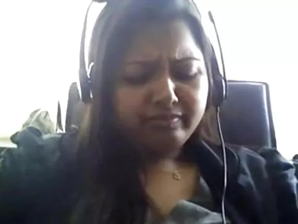 ऊब गईल देसी लड़की लड़की देसी वेबकैम पर अपना स्तन के साथ खेलत बिया