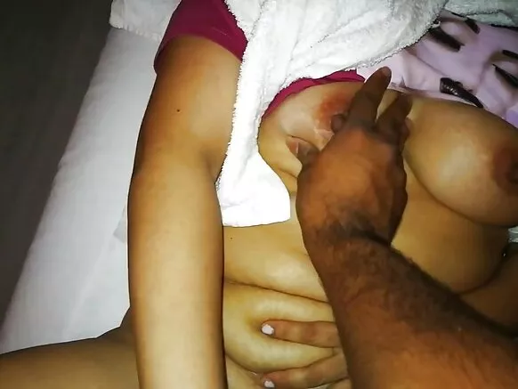 भारतीय महिला अपने हाथ से भूसे की मालिश देती