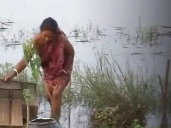 चाची बिना ब्लाउज के बूब्स दिखा रही सेक्सी हिंदी फिल्म बूब्स दिखा रही 2