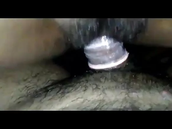 एगो भारतीय के बाल आ पसीना से तर-बतर चूत कंडोम से गड़बड़