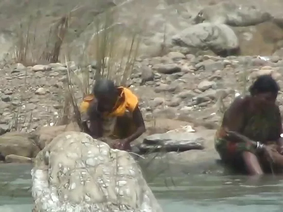 लेडी ओपन हिंदी मूवी सेक्सी मूवी हवा में नदी में नहाते हुए एक छिपे कैमरे के साथ