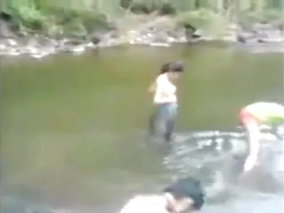 सेक्सी सेक्सी भारतीय लड़की अपना प्रेमी के साथ नदी पर सेक्सी सेक्सी लड़की