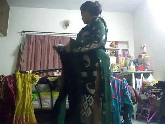 हिंदी में हॉट चाची सेक्सी शो फिल्म छिपल कैमरा से कैप्चर