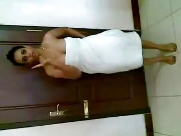 सेक्सी फिल्म के प्रदर्शन करत भारतीय महिला